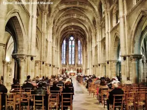 Kirchenschiff der Basilika Saint-Maurice (© J.E)