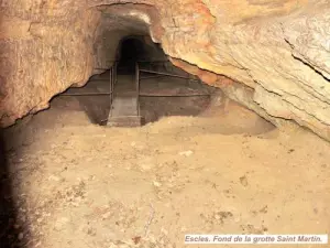 Einer der Brunnen in der Saint-Martin-Höhle (© JE)