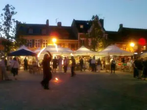 Jongleurs en boeken op het dorpsplein