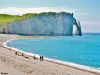 Derrière la plage, falaise et grande arche (© Jean Espirat)