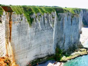 Falaise mille-feuille (© Jean Espirat)