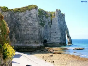 Falaises d'aval, avec le trou à l'homme (© J.E)