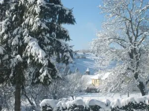 Die kleine Kirche aus im Schnee