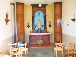 Intérieur de la chapelle au centre du bourg (© Jean Espirat)