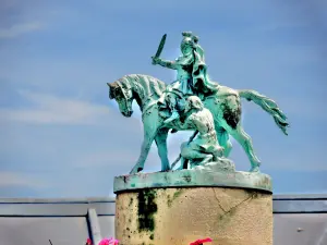 Statuette au-dessus de la fontaine Saint-Martin (© Jean Espirat)