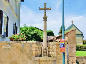 Calvaire au centre du bourg (© Jean Espirat)