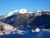 El Mont Blanc desde una aldea en invierno Flumet