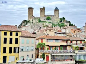 La città e il castello, visti dal vecchio ponte (© Jean Espirat)