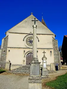 Façade de l'église et croix ancienne (© Jean Espirat)