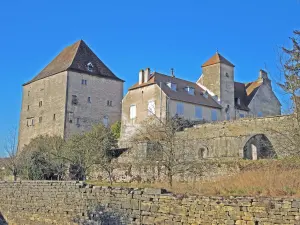 Buildings of the old castle (© Jean Espirat)