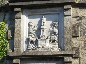 Bas-relief évoquant le bestiaire fantastique de Fontenay la belle et ses licornes