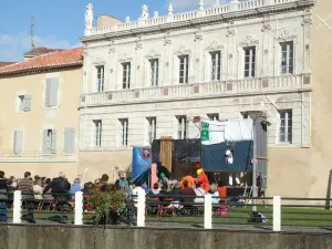 Spettacolo ai piedi di un monumento storico