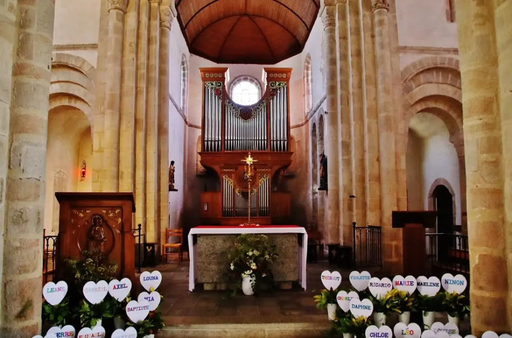 Fouesnant - Interior of the church