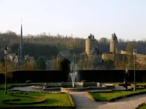 Kasteel Fougères gezien vanuit de stadhuistuin