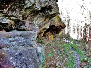 Sentier sous les pierres rouges (© Jean Espirat)