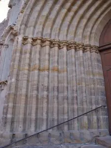 Détail du portail de l'église Saint-Pierre 