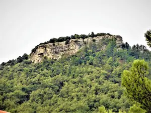 Extrémité nord du plateau de Ganagobie, vue du village de Ganagobie (© J.E)