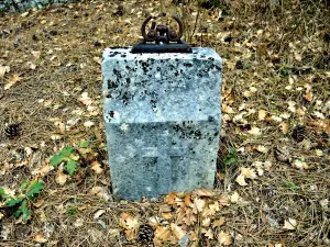 Vieil Eyguians - Pierre tombale ancienne, dans le cimetière (© J.E)