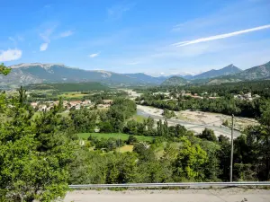 Eyguians et Pont-Lagrand, vus de la route de Saléon (© J.E)