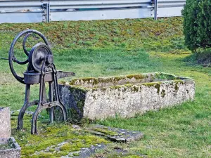 Old crank fountain, rue des grands vergers (© JE)