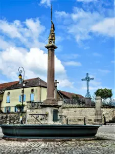 Fountain Joan of Arc, in the square (© JE)