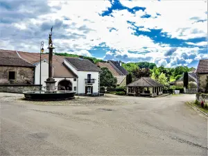 Central square of Genevrey (© JE)