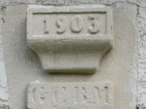 Lintel dated 1903 (© JE)