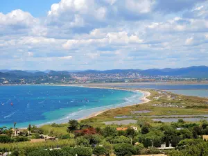 Panorama am Strand Almanarre, aus den Ruinen des alten Schlosses (© J. E)