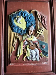 panel tallado de la puerta de la iglesia (© J.E.)