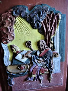 panel tallado de la puerta de la iglesia (© J.E.)