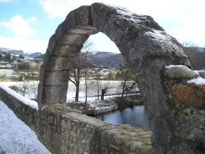 Quézac - The arch of the bridge