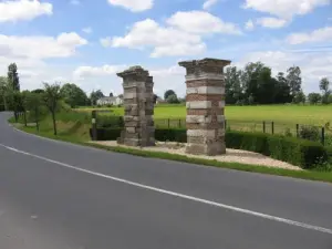 Porte des marchands, porte du château des Le Roux (© Suzanne Morillon-Vilatte)