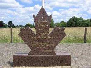 Rond-point des Canadiens - Monument (© Suzanne Morillon-Vilatte)