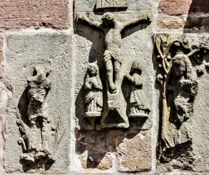 Détail du calvaire sur le mur de l'église de Granges-sur-Vologne (© J.E)