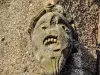 Head carved on a residential wall (© J.E)