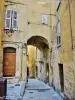 Grasse - Callejón en el casco antiguo (© Jean Espirat)