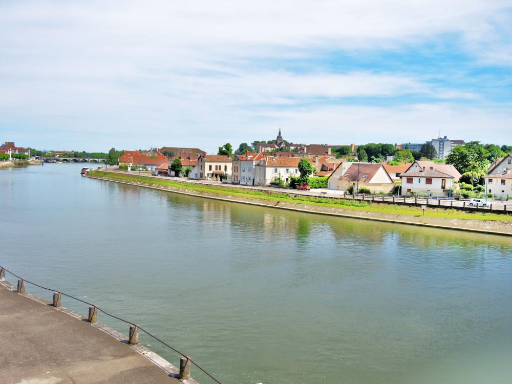 Gray - the Saône and the city, seen from the new bridge (© JE)
