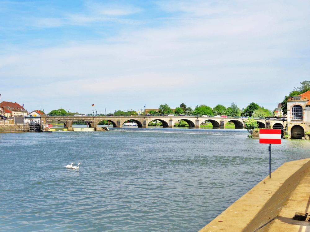 Gray - the bridge to the fourteen arches, seen from Mavia dock left bank (© JE)