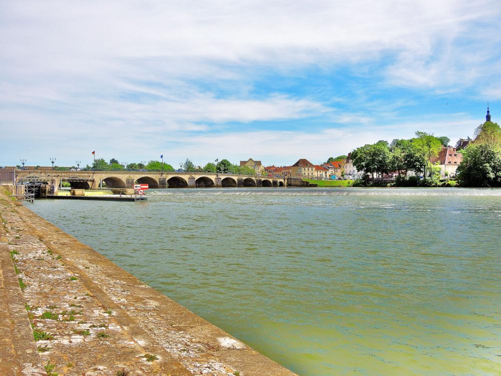 Gray - the bridge to the fourteen arches, seen from the quai Villeneuve, right bank (© JE)
