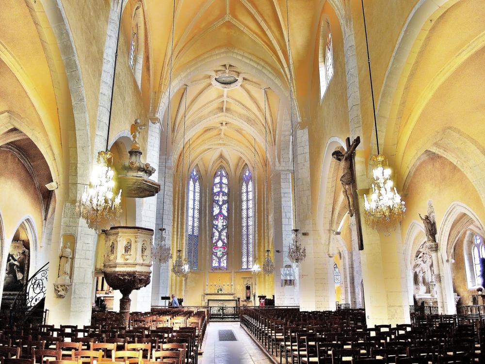 Gray - Nave of the Basilica of Our Lady of Gray (© JE)