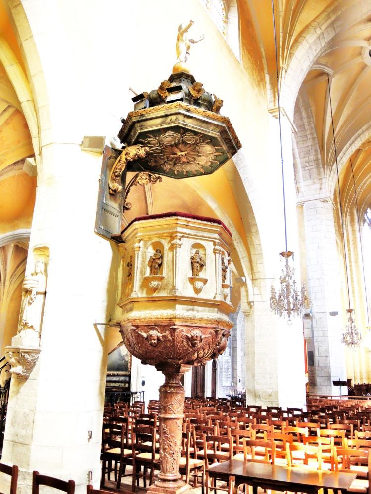 Gray - Chair of the basilica (© JE)