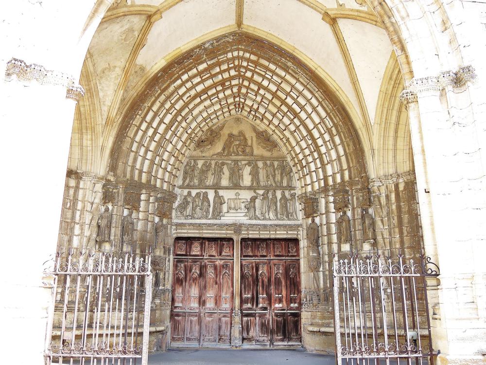 Gray - eardrum and central portal of the basilica (© JE)