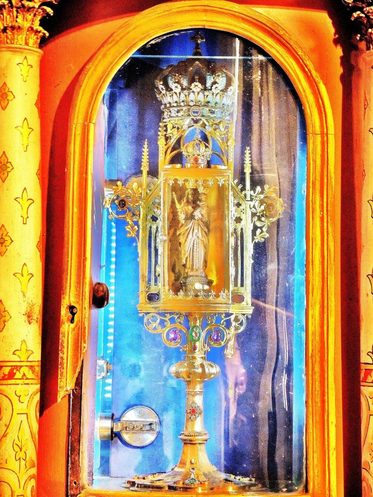 Gray - miraculous Statue, dated 1613, of Our Lady of Gray (© JE)