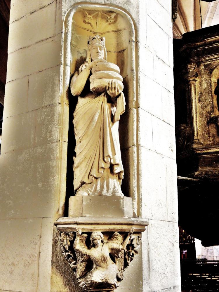 Gray - Statue of Elizabeth of Hungary, in the Basilica (© JE)