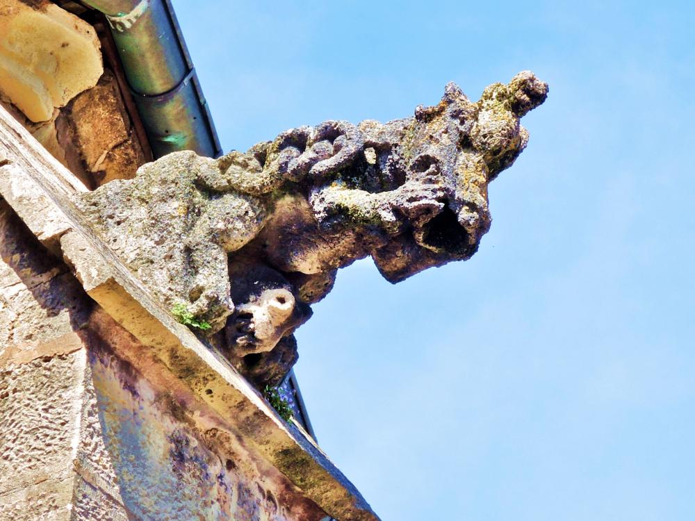 Gray - Other gargoyle South of the basilica (© JE)