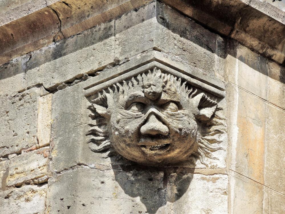 Gray - sculpture on the south-western corner of the basilica wall (© JE)