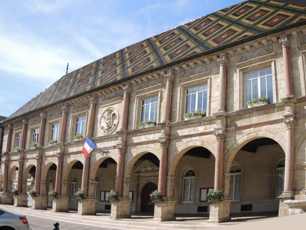 Gray - Facade and arches of city Hall (© JE)