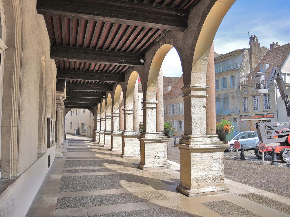 Gray - Arcades of city Hall (© JE)