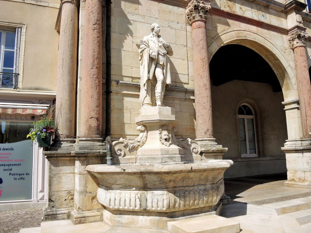 Gray - old fountain with a statue of François Devosge (© JE)