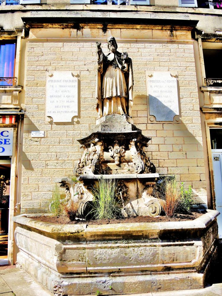 Gray - old fountain St. Peter Fourier (© JE)